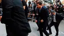 Lionel Messi berjalan menaiki anak tangga di pengadilan untuk menjalani sidang terkait tuduhan penggelapan pajak di Barcelona, Spanyol, (2/6). Messi dituduh sudah menggelapkan pajak sebesar 4,1 juta euro (Rp 62,2 Miliar). (REUTERS/Albert Gea)