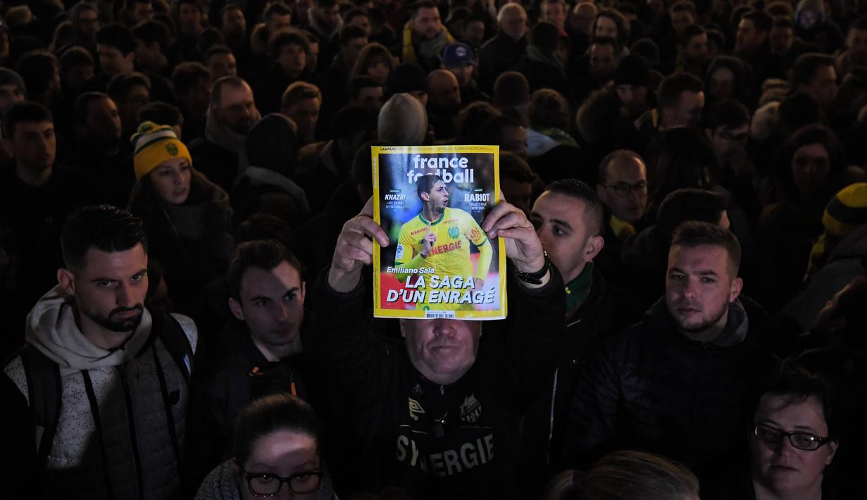 Ekspresi pendukung FC Nantes yang larut dalam kedukaan. Hal tersebut terjadi setelah mendengar kabar mantan bintang mereka, Emiliano Sala tewas karena pesawat yang ditumpanginya hilang dari kontak. (AFP/Loic Venance)