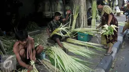 Pembeli memilih daun ketupat di Pasar Palmerah, Jakarta, Rabu (23/9/2015). Jelang Hari Raya Idul Adha 1436 H Permintaan Daun Ketupat Meningkat dengan harga penjualan 1 ikat (Isi 10 daun ketupat) seharga sepuluh ribu rupiah. (Liputan6.com/Johan Tallo)