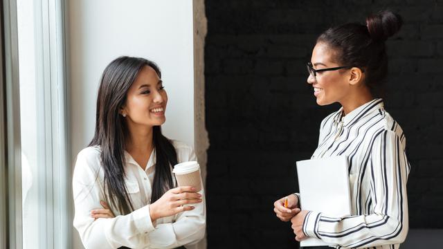 Dua Wanita Sedang Berbicara