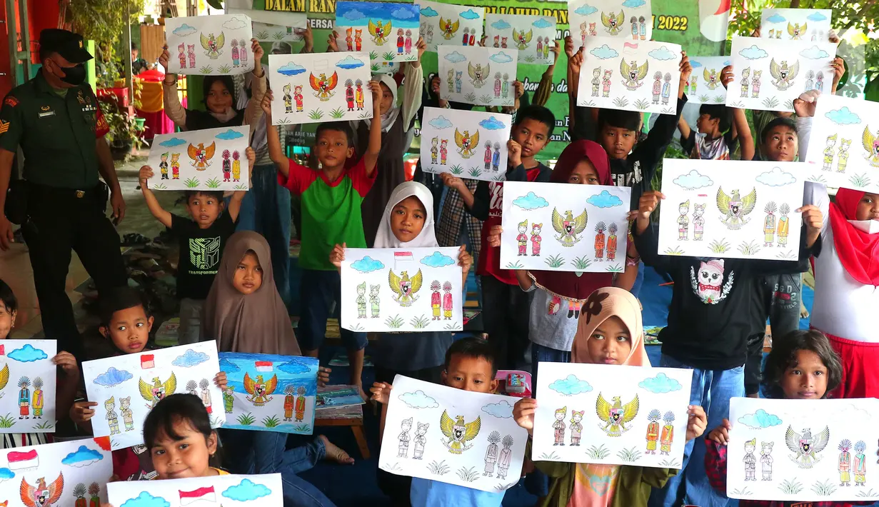 Anak-anak menunjukkan karyanya mewarnai burung garuda di Kampung Tematik Kampung Teras Pancasila, Karang Tengah, Tangerang, Banten, Rabu (1/6/2022). Kegiatan tersebut dilaksanakan dalam rangka memperingati hari lahirnya Pancasila bertujuan untuk memberikan wawasan dan pengetahuan tentang nilai-nilai Pancasila sejak dini. (Liputan6.com/Angga Yuniar)