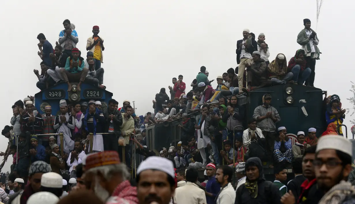 Umat Muslim Bangladesh tiba dengan menaiki kereta yang penuh sesak setelah ikut dalam Akheri Munajat atau doa terakhir di Biswa Ijtema atau World Muslim Congregation, di Tongi, sekitar 30 km sebelah utara Dhaka, 10 Januari 2016. (AFP PHOTO/Munir uz ZAMAN)