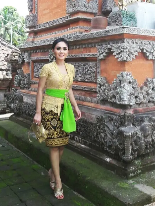 Kebaya lengan pendek yang pas di badan juga bisa jadi opsi untuk perempuan bertubuh mungil agar tidak terlihat 'tenggelam' (Foto: @yunishara36)