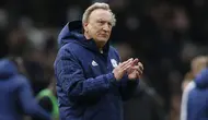 Neil Warnock. Pelatih asal Inggris ini menjalani laga terakhir bersama Cardiff City di Premier League Liga Inggris saat menghadapi MU, 12 Mei 2019 kala berusia 70 tahun dan 162 hari dengan hasil akhir menang 2-0. Setelah itu ia membesut Middlesbrough di Championship. (AFP/Ian Kington)