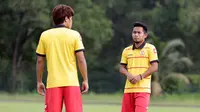 Pemain sayap Selangor FA, Andik Vermansah saat berlatih bersama rekan setimnya, Nazmi Faiz di Stadion Mini Selangor, beberapa waktu lalu. (Bola.com/Nicklas Hanoatubun)