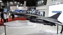 Miniatur pesawat tempur dihadirkan dalam pameran industri pertahanan Indo Defence 2022 Expo & Forum di JIExpo, Kemayoran, Jakarta, Rabu (2/11/2022). Kementerian Pertahanan bersama PT Napindo Media Ashatama menggelar pameran industri pertahanan terbesar se-Asia Tenggara bertemakan “Peace, Prosperity, Strong Defence” yang diikuti 905 perusahaan dari 59 negara dan berlangsung hingga 5 November mendatang. (merdeka.com/Iqbal S. Nugroho)