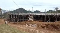 Bangunan dengan rangka beton di areal proyek Eiger Camp, Sukawana, Kabupaten Bandung Barat. (dok. Screenshoot Youtube Kang Dedi Mulyadi)
