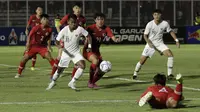 Penyerang Timnas Indonesia U-19, Supriadi, mendapatkan pengawalan ketat dari pemain Hong Kong U-19 dalam laga kedua Grup K Kualifikasi Piala AFC U-19 2020 yang digelar di Stadion Madya, Jakarta, Jumat (8/11/2019). (Bola.com/Yoppy Renato)