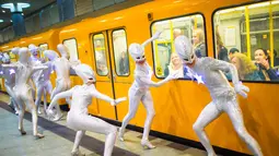Aksi para Friedrichstadt-Palast saat sesi pemotretan untuk promosi acara "THE WYLD" di stasiun kereta bawah tanah di Berlin, Jerman, 23 Juni 2015. (REUTERS/Hannibal Hanschke)