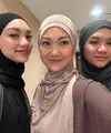 Biasa terlihat atraktif, Naura Ayu dan Neona Ayu tampil dengan gaya santun saat ikut kajian [@riafinola]