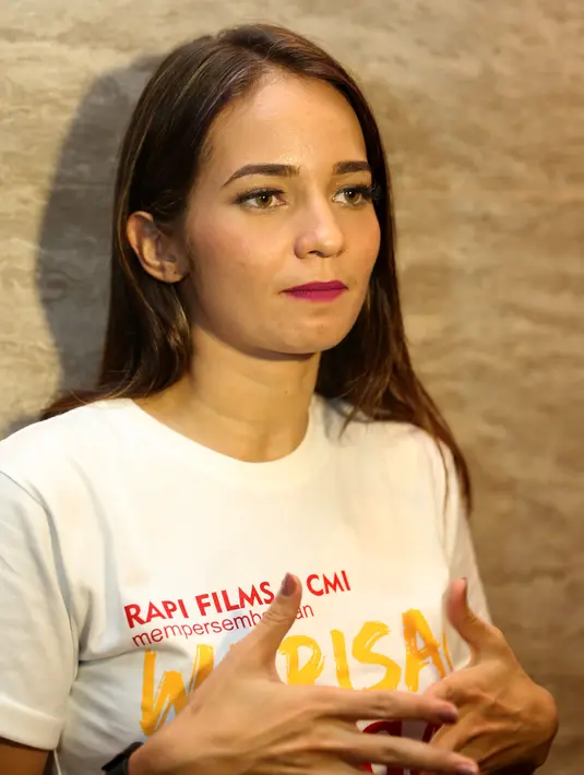 "Masih dipikirkan. Aku sih suka explore aja, apalagi kalau setiap akhir tahun suka liburan. Untungnya, belum beli tiket, baru booking," ujar aktris berdarah campuran Aceh dan Polandia ini. (Andy Masela/Bintang.com)