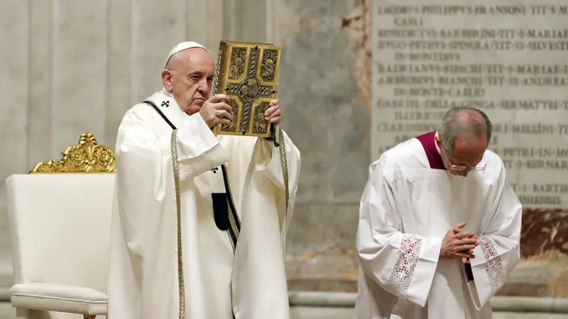 FOTO: Paus Fransiskus Pimpin Misa Malam Paskah Tanpa Jemaat