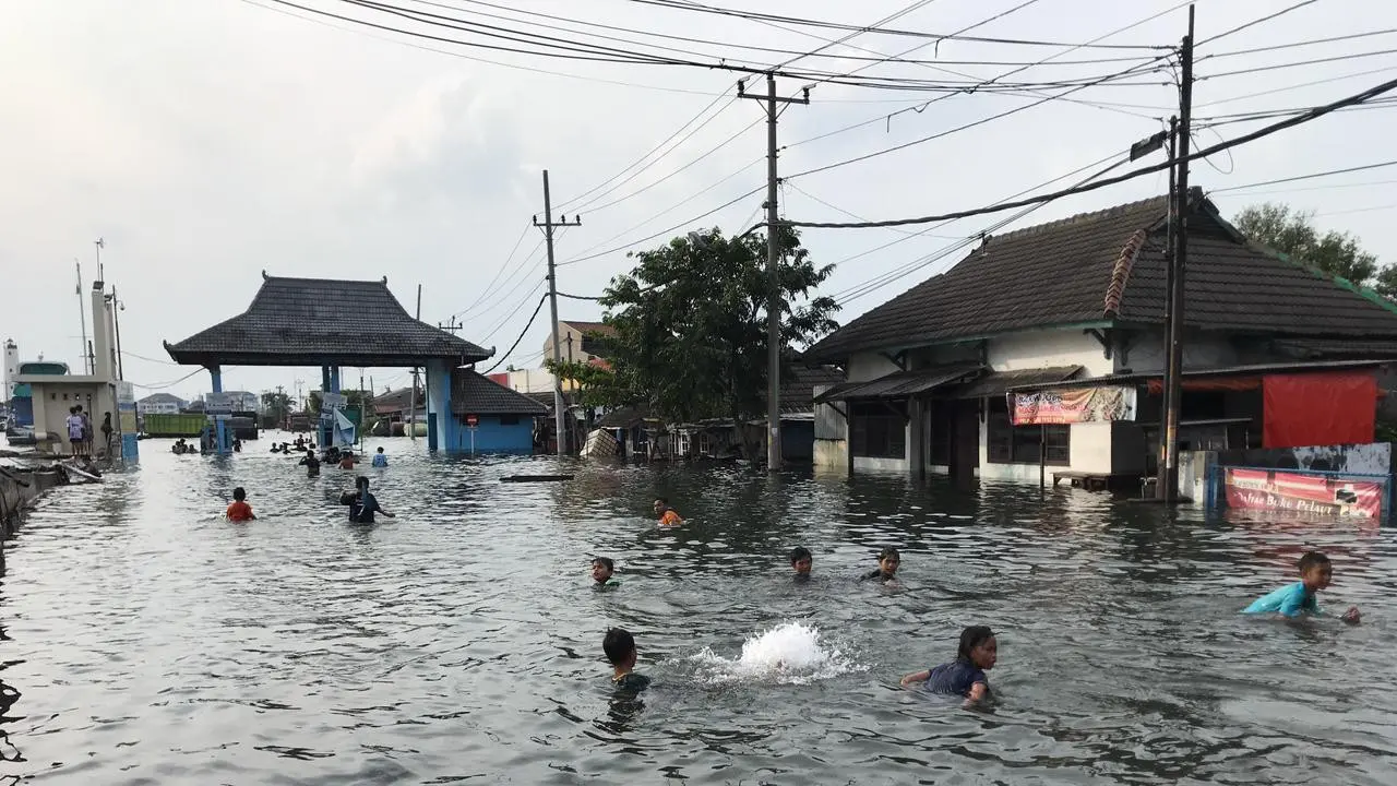 Ilustrasi suasana banjir rob di dekat kawasan tanjung emas