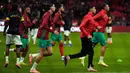 Seperti diketahui, Mbappe dan Hakimi pernah satu tim ketika di Paris Saint-Germain selama tiga musim, yaitu 2021/2022 hingga 2023/2024. Mereka juga telah memenangkan berbagai gelar bersama Les Parisiens sebelum Mbappe pindah ke Real Madrid. (AP Photo/Mosa'ab Elshamy)