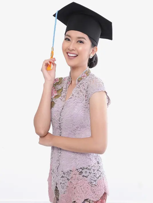 Model kebaya modern lengan pendek kerah tinggi yang makin stylish dengan pilihan warna lilac serta embroidery bunga yang cantik (Foto: Instagram @kevinlln)