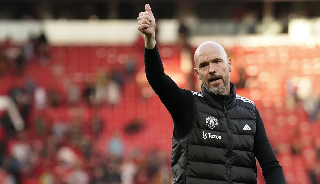 Pelatih Manchester United, Erik ten Hag memberikan gestur jempol setelah pertandingan lanjutan Liga Inggris melawan Brentford di Old Trafford, Manchester, Inggris, Sabtu (19/10/2024). (AP Photo/Dave Thompson)