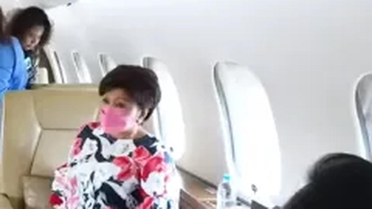 Terlihat A.M. Hendropriyono dan sang istri juga turut bertolak ke Surabaya untuk merayakan ulang tahun sang cicit. <br>