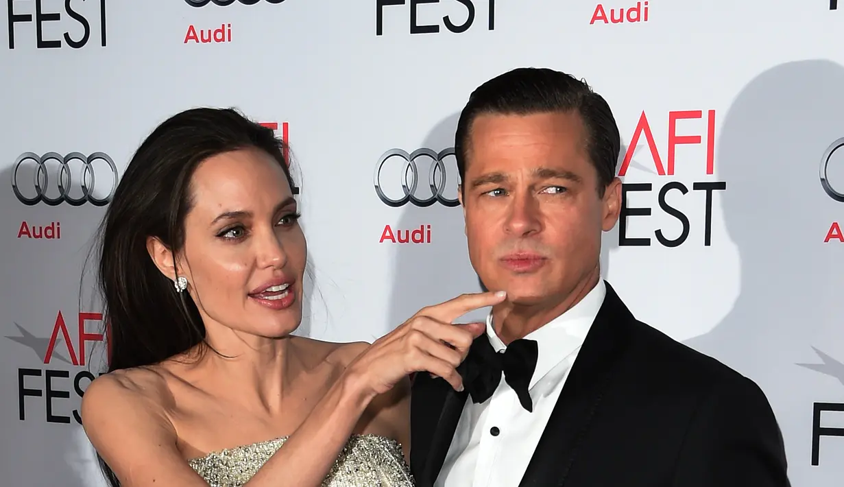 Beberapa kali tampil bersama sambil pamer kemesraan, kabar perceraian Angelina Jolie dan Brad Pitt akhirnya terungkap. Tersiar kabar Jolie  telah menggugat cerai Pitt pada Senin (19/9) lalu. (AFP/Bintang.com)