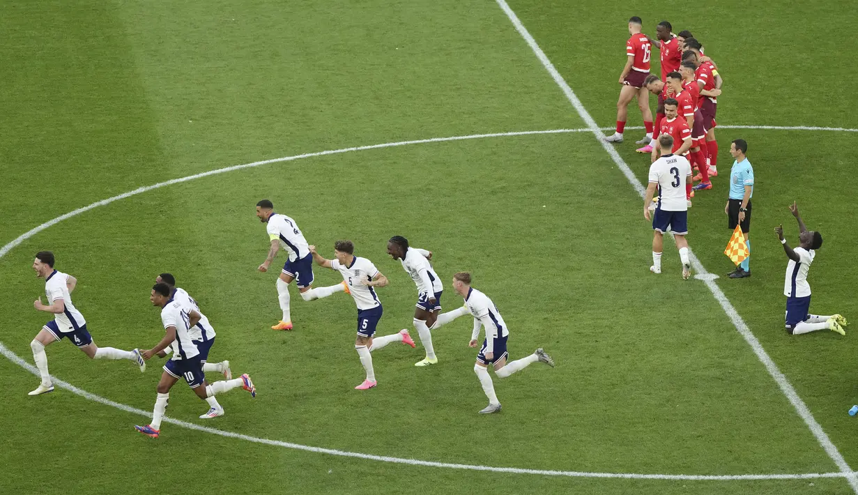 <p>Pemain Inggris merayakan kemenangan atas Swiss&nbsp;pada laga perempat final Euro 2024 di Duesseldorf Arena, Duesseldorf, Jerman, Sabtu (06/07/2024). (AP Photo/Hassan Ammar)</p>