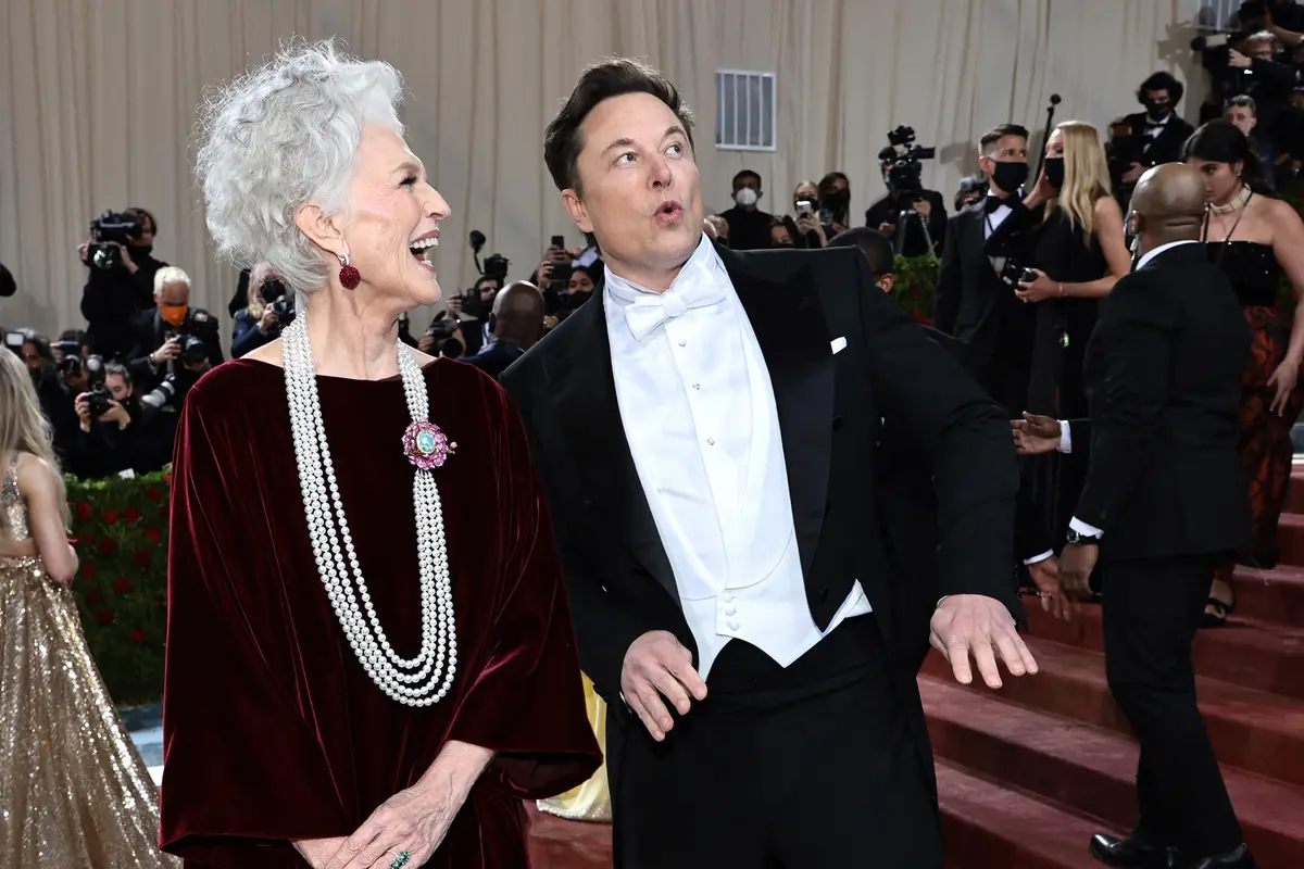 FOTO: Elon Musk Bawa Ibunya yang Supermodel ke Met Gala 2022