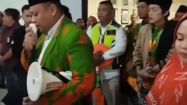 Gus Iqdam dan jemaahnya melantunkan shalawat Nabi (Tangkap Layar YouTube)