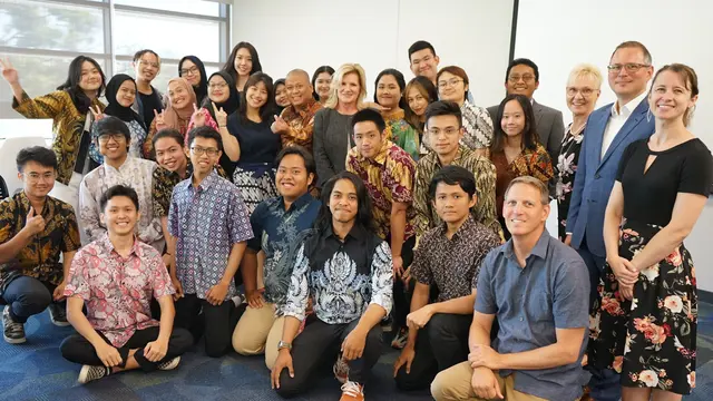 Konjen RI Prasetyo Hadi bersama dengan 25 mahasiswa terpilih dalam program beasiswa Indonesian International Student Mobility Award (IISMA) di University California (UC) Davis tahun 2022. (Dok: KJRI San Fransisco)