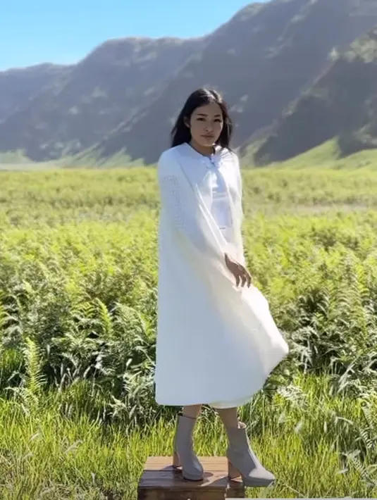 Melengkapi outfitnya, Tiffany Soetanto ankle boots yang bikin tampilannya kekinian. [@tiffanysoetanto]