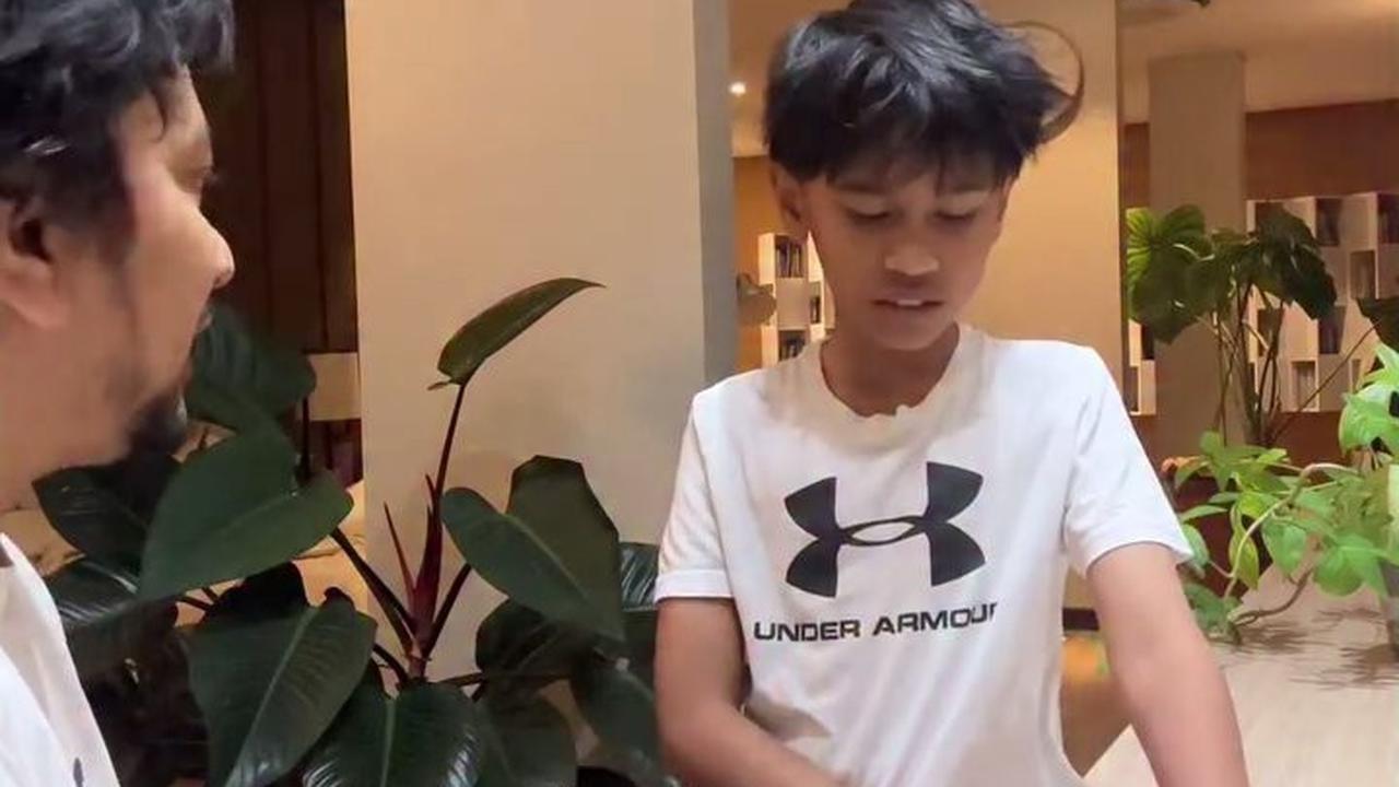 8 Potret Anak Lelaki Tompi yang Punya Suara Merdu, Begini Momen saat Berlatih Dengan Sang Ayah