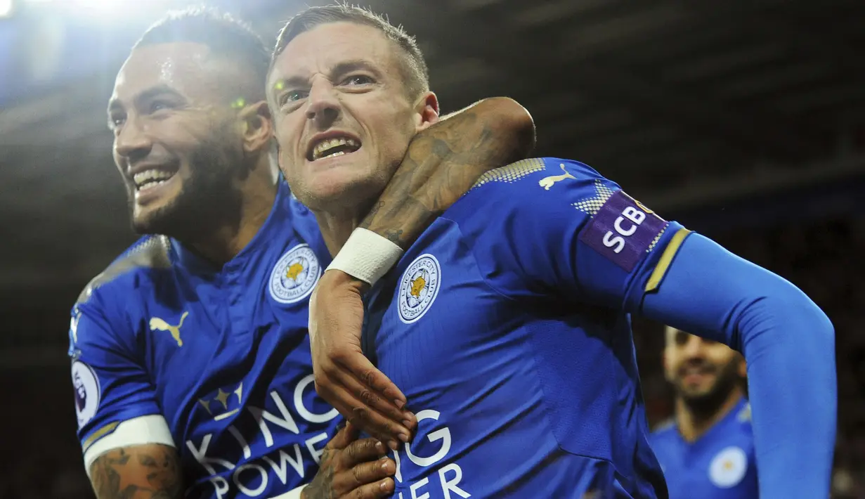 Pemain Leicester, Jamie Vardy (kanan) merayakan gol ke gawang Tottenham pada lanjutan Premier League di King Power Stadium, Leicester, (28/11/2017).  Leicester City menang 2-1. (AP/Rui Vieira)