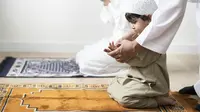 Ilustrasi Mengajarkan Anak Sholat Credit: shutterstock.com