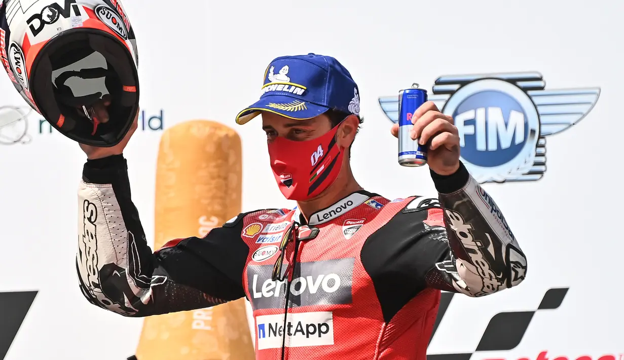 Pembalap Ducati, Andrea Dovizioso, melakukan selebrasi usai menjuarai balapan MotoGP Austria di Sirkuit Red Bull Ring, Minggu (16/8/2020). Dovizioso finis pertama dengan catatan waktu 28 menit 20,853 detik. (AFP/Joe Klamar)