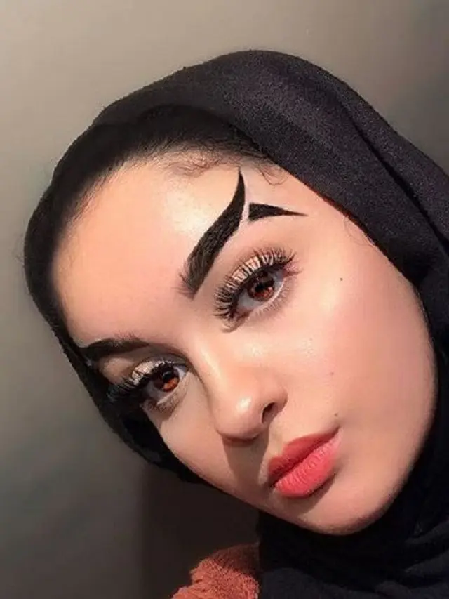 [Bintang] Makeup Alis Buntut Ikan Viral di Instagram, Berani Coba?