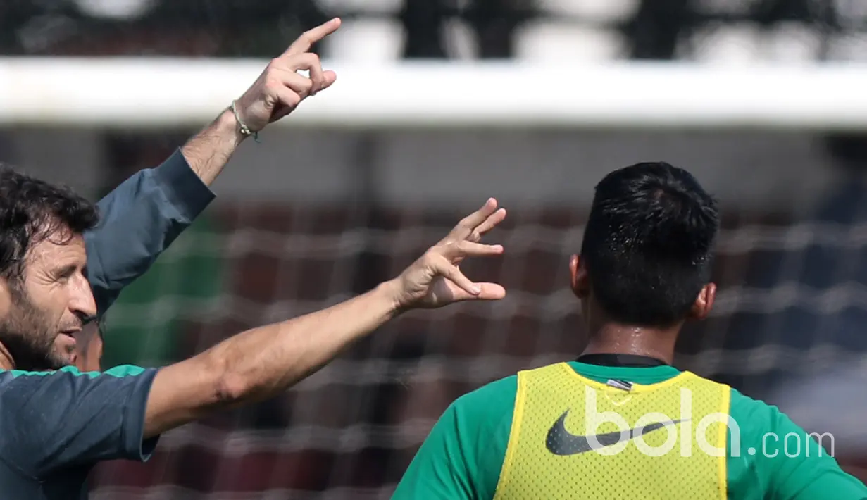 Gaya Luis Milla memberikan instruksi kepada pemain pada sesi latihan Timnas U-22 Indonesia di Lapangan SPH, Karawaci, Jumat (17/3/2017). Latihan ini adalah persiapan untuk melawan Mynmar pada laga persahabatan. (Bola.com/Nicklas Hanoatubun)