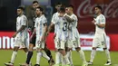 pemain Argentina meninggalkan lapangan usai bertanding melawan Chile dalam laga Kualifikasi Piala Dunia 2022 zona CONMEBOL, di Santiago del Estero, Argentina, Jumat (4/6/2021). Kedua tim harus puas bermain imbang 1-1. (Juan Mabromata, Pool via AP)
