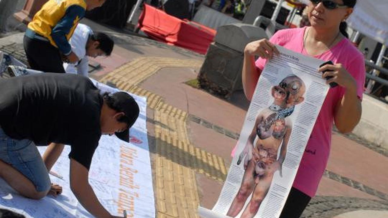 Aksi kampanye anti asap rokok di HI