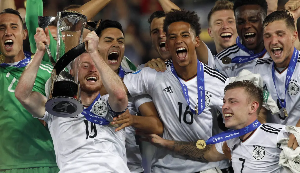 Pemain Jerman, Maximilian Arnold mengangkat trofi juara usai mengalahkan Spanyol pada final Piala Eropa U-21 di Krakow, Polandia,(30/6/2017). Jerman U-21 menang atas Spanyol U-21 dengan skor 1-0. (AP/Czarek Sokolowski)