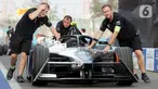 Kru paddock Jaguar TCS Racing mempersiapkan mobil milik Sam Bird jelang ajang balap mobil listrik Formula E, Jakarta E-Prix 2023, di Jakarta International E-Prix Circuit (JIEC), Ancol, Jakarta, Jumat (2/6/2023). (Bola.com/M. Iqbal Ichsan)