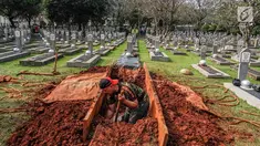 Petugas menggali tanah untuk makam almarhumah Ani Yudhoyono, istri Presiden Ke-6 RI yang berada di Blok M 129 Taman Makam Pahlawan (TMP) Kalibata, Jakarta, Sabtu, (01/6/2019). Lokasi makam berdampingan dengan makam istri Presiden B.J Habibie, Ainun Habibie. (Liputan6.com/Faizal Fanani)