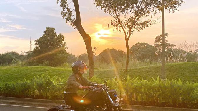 Potret Selvi Kitty naik moge. (Sumber: Instagram/selvikitty)