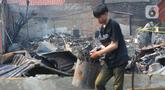Warga mencari barang yang tersisa setelah terjadinya kebakaran bangunan semi permanan yang terjadi di Jalan Lingkar Duren Sawit, RT 01 RW 04, Jakarta Timur, Selasa (30/5/2023). (merdeka.com/Imam Buhori)