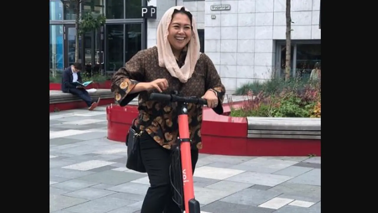 Yenny Wahid Pamer Bibir Jontor Gara-Gara Naik Skuter Listrik di Oslo
