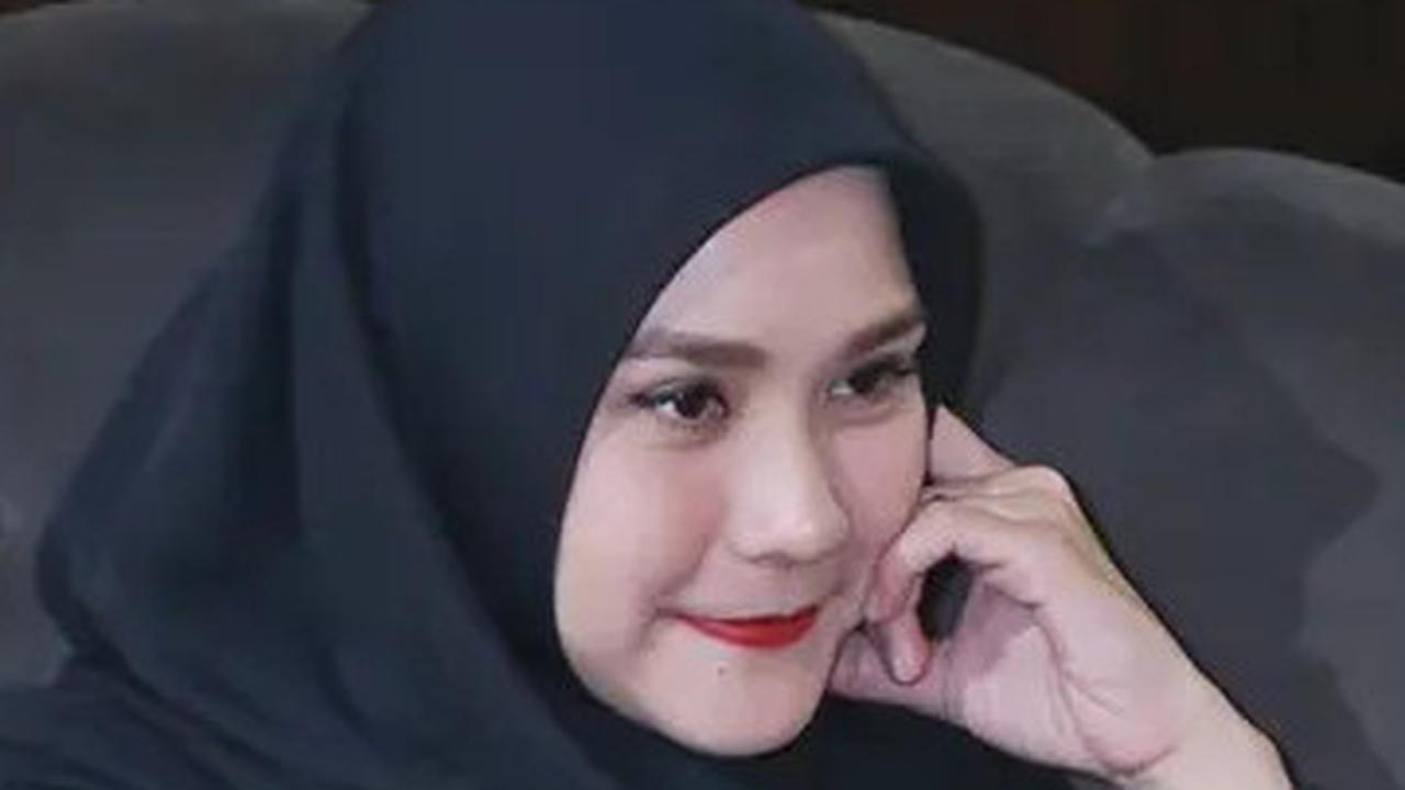 Zaskia Adya Mecca dan Indadari Bangun Posko Banjir, Bahu Membahu Bersama Tentara