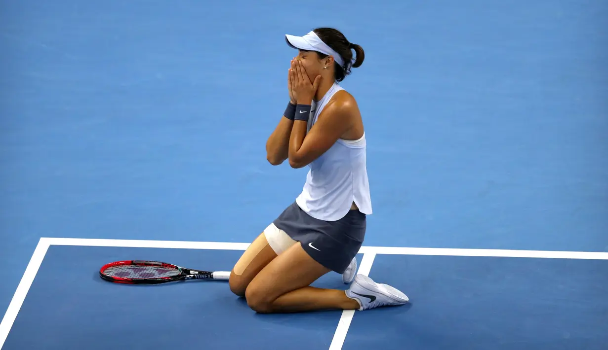 Petenis Prancis, Caroline Garcia menutup wajahnya dengan tangan usai mengalahkan petenis nomor satu dunia Simona Halep pada final China Terbuka, Beijing, Minggu (8/10). Petenis Prancis yang tak diunggulkan itu mengalahkan Halep 6-4, 7-6. (AP/Ng Han Guan)