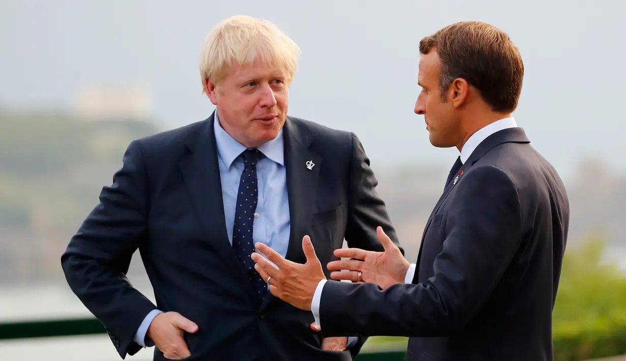 Presiden Prancis Emmanuel Macron (kanan) menyambut kedatangan Perdana Menteri Inggris Boris Johnson (kiri) di KTT G7, Biarritz, Prancis, Sabtu (24/8/2019). (AP Photo/Francois Mori, Pool)