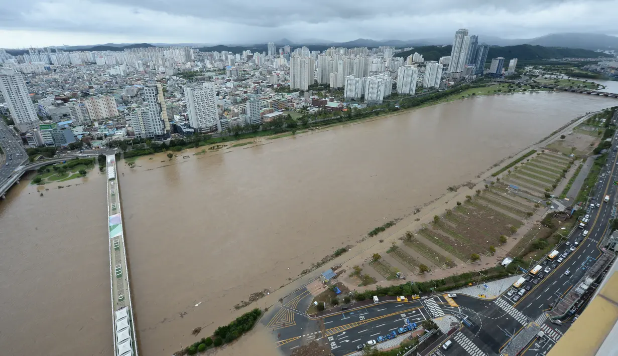 Foto yang diabadikan pada 7 September 2020 ini memperlihatkan Sungai Taehwa yang meluap di Ulsan, Korea Selatan. Topan Haishen mendarat di pesisir tenggara Korea Selatan pada Senin (7/9). (Xinhua/NEWSIS)