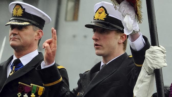 Pangeran Joachim dari Belgia (kanan) memberi isyarat ketika ia menghadiri upacara pengambilan sumpah militer di Pangkalan Marinir - Pangkalan Navale Zeebrugge, pada 5 Maret 2012. (BENOIT DOPPAGNE / BELGA / AFP)