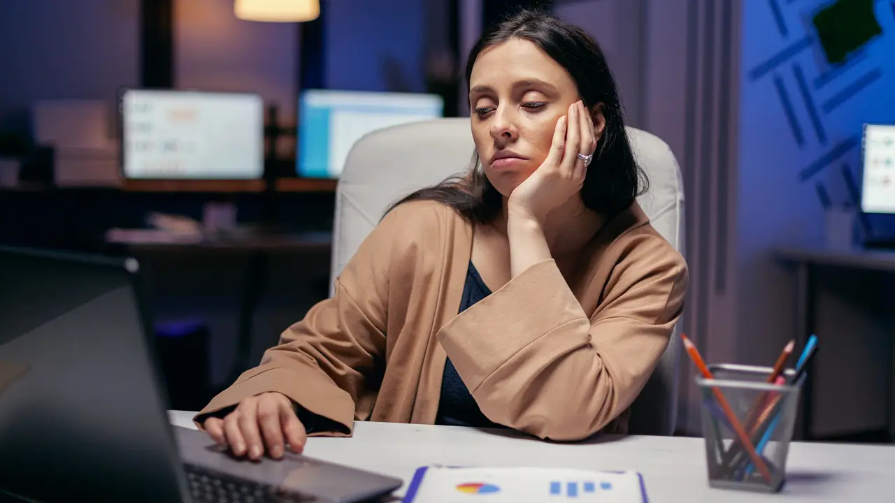 Zodiak yang Paling Sering Overthinking soal Karier - Cover