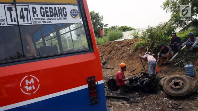 Dijual ke Pengepul, Begini Proses Pemotongan Bangkai Metromini