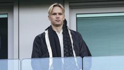 Pemain anyar Chelsea, Mykhailo Mudryk saat menyaksikan pertandingan Liga Inggris antara Chelsea melawan Crystal Palace di Stamford Bridge, Sabtu (15/1/2023). Mykhaylo Mudryk merupakan jebolan Akademi Shakhtar Donetsk. Winger 22 tahun tersebut tidak benar-benar mendapat kesempatan bermain bersama Shakhtar Donetsk. Musim ini, dia baru tampil 12 kali. (AP via PA/Mike Egerton)