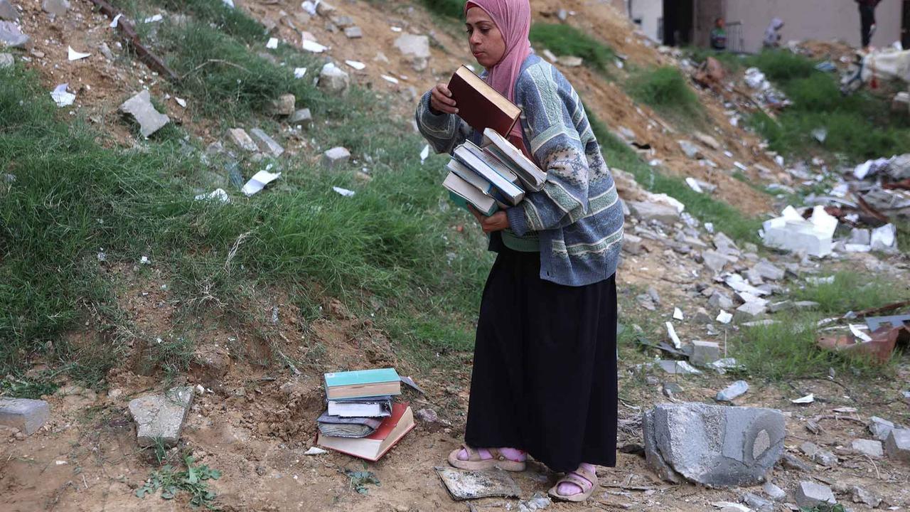 FOTO: Nestapa Warga Gaza:  Memasak dengan Buku Buku Bekas Universitas
